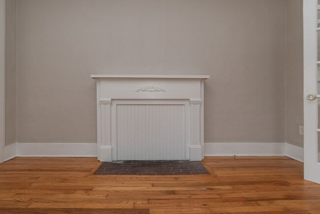 Building Photo - Spacious 2 Bedroom Cottage w/ Granite & Ha...