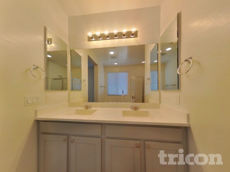 Building Photo - 2638 E Danbury Rd