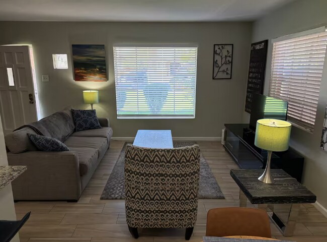 Building Photo - Spacious 2 Bed / 2 Bath Main-Floor Home in Phoenix, AZ