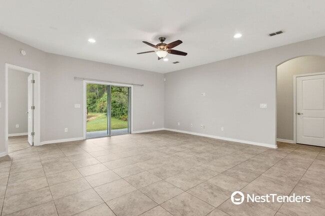Building Photo - Five Bedroom Beauty in Plummer Creek!