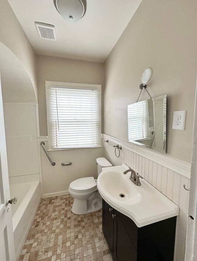 Building Photo - 1532 Graymont Ave W