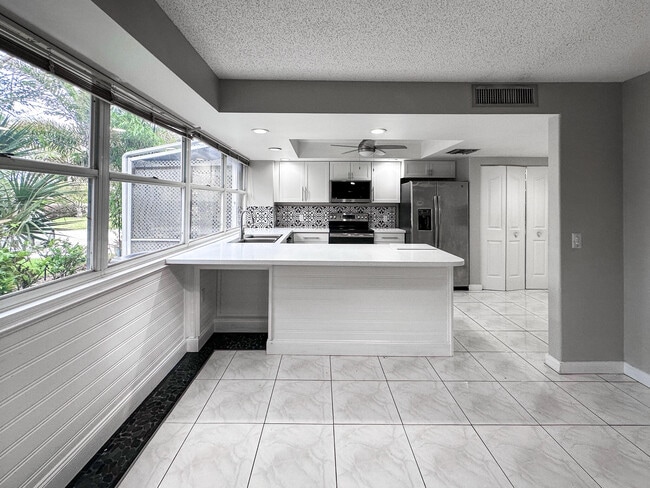 Building Photo - 3662 SW Sunset Trace Cir
