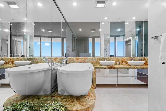 Building Photo - 17121 Collins Ave