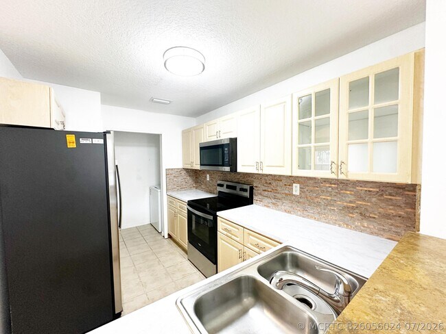 Building Photo - 614 SW 106th Ave