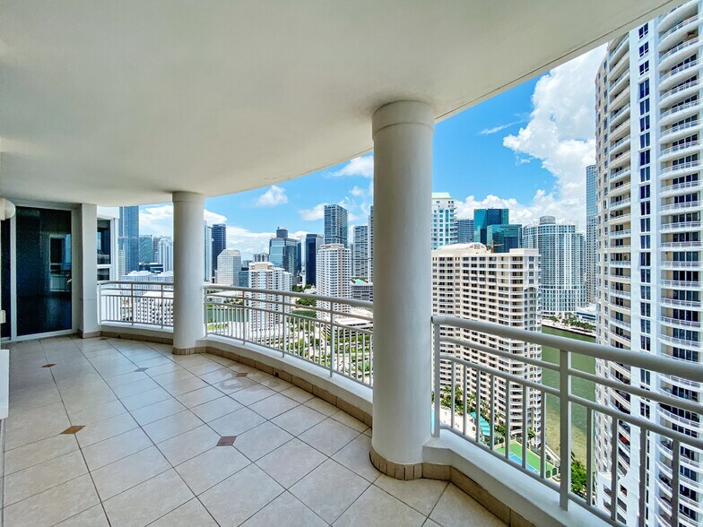 Building Photo - 808 Brickell Key Dr