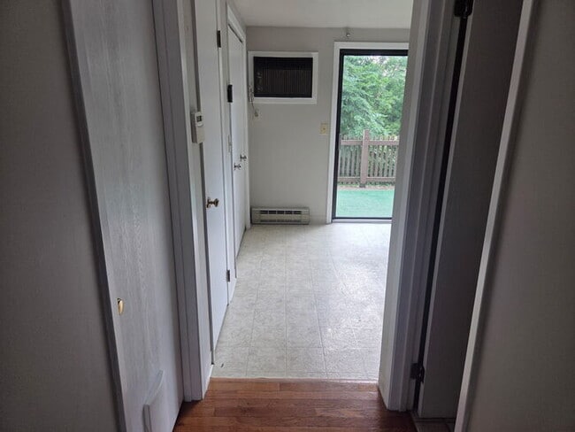 Building Photo - 2 bedroom townhome.