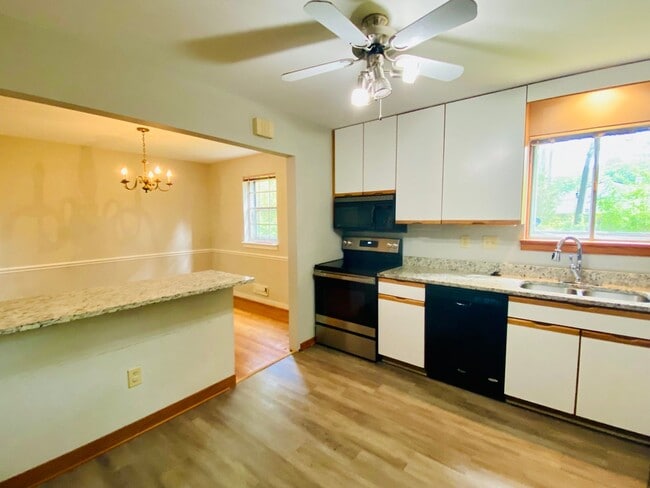 Building Photo - Beautiful and Spacious 4bdrm/2.5bth Tri-Le...
