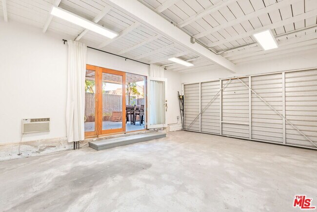 Building Photo - 1121 S Orange Dr