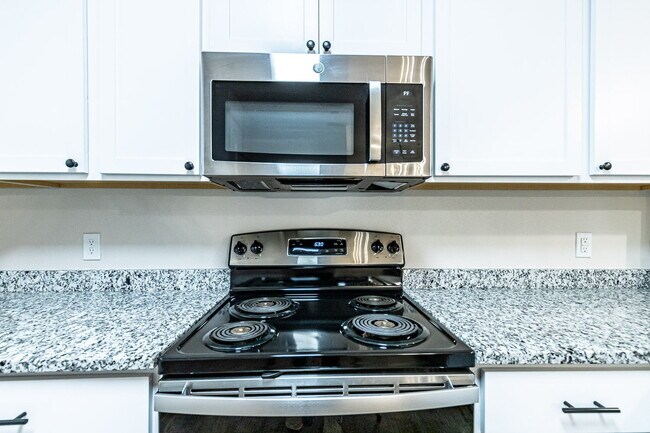 Building Photo - Price reduced! Half off first full months rent/ Zero security deposit. Spacious 3-Bedroom Duplex ...