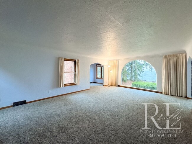 Building Photo - Waterfront Tudor | Private, Vintage Charm with Casita