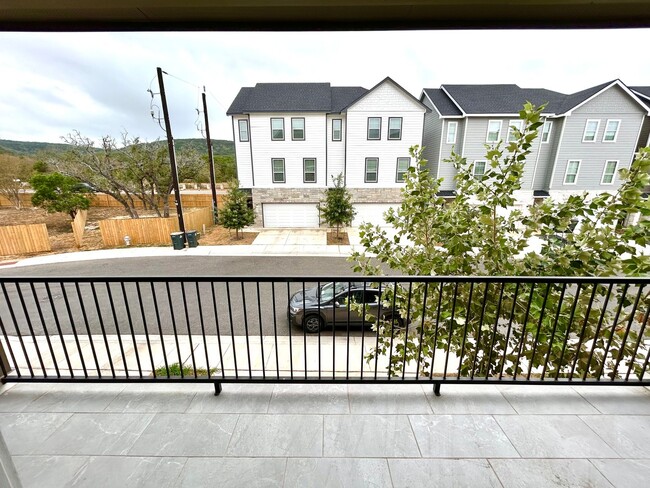 Building Photo - AVAILABLE NOW! Tri-Level 3 Bedroom / 3.5 B...