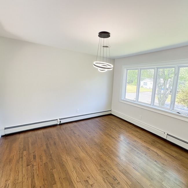 Building Photo - Stunning Renovated 4-Bedroom Home with Gor...