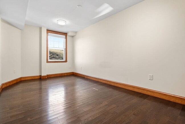 Building Photo - 44 Maple St