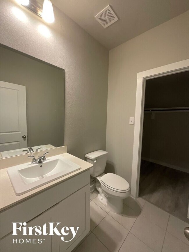 Building Photo - 622 Ava Trl
