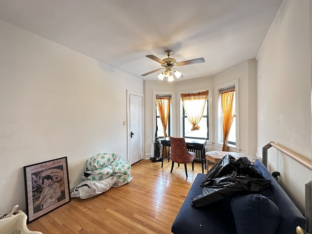 Building Photo - 1913 W Larchmont Ave