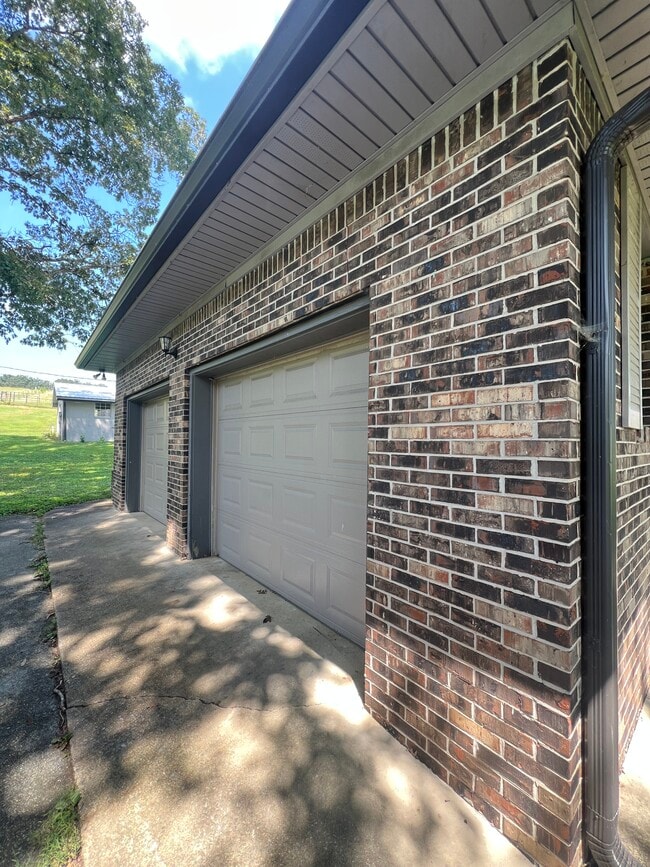 Building Photo - 2586 Mt Pisgah Rd