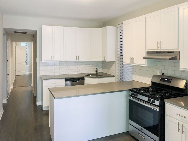 Building Photo - 1320 W Diversey Pky