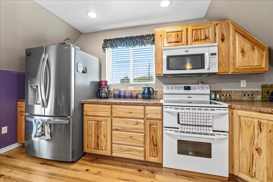 Building Photo - 203 6th Ave S