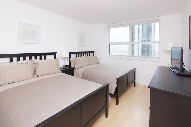 Building Photo - 1155 Brickell Bay Dr
