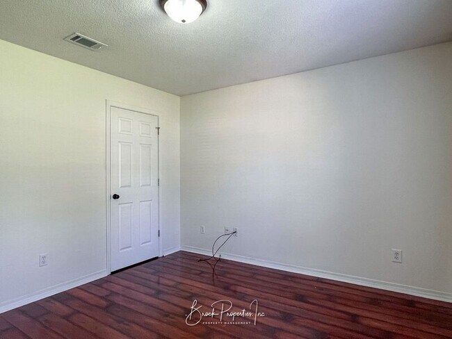 Building Photo - 2511 Southern Oaks Dr
