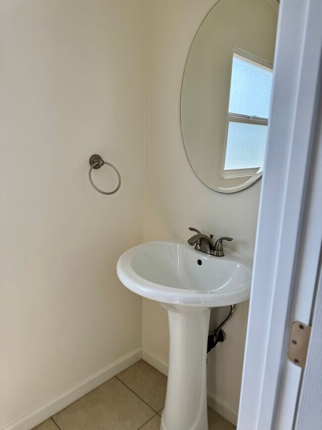 Building Photo - Beautiful 3BR 2.5 BA Hoyse in Allied Gardens