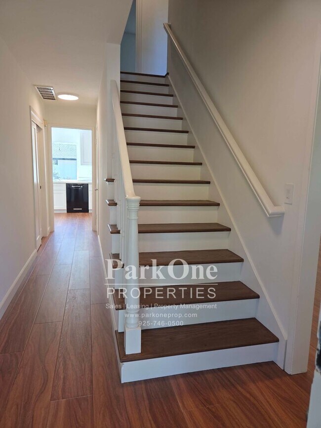 Building Photo - 1501 Fieldcrest Dr