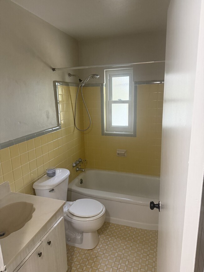 Building Photo - 215 24th Ave N