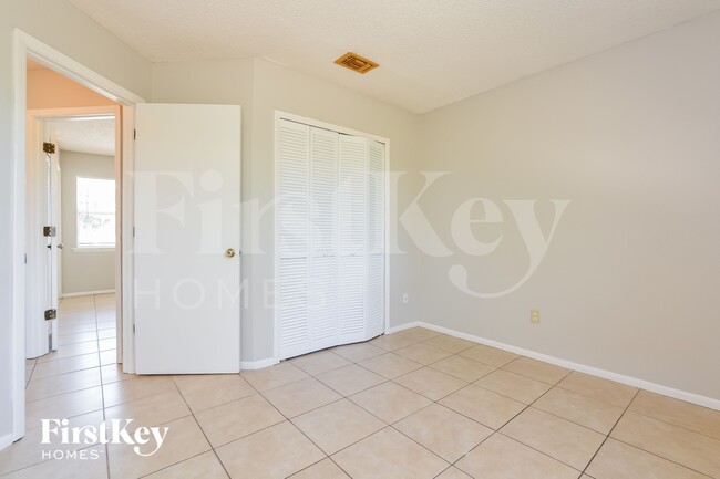 Building Photo - 121 Summerset Dr