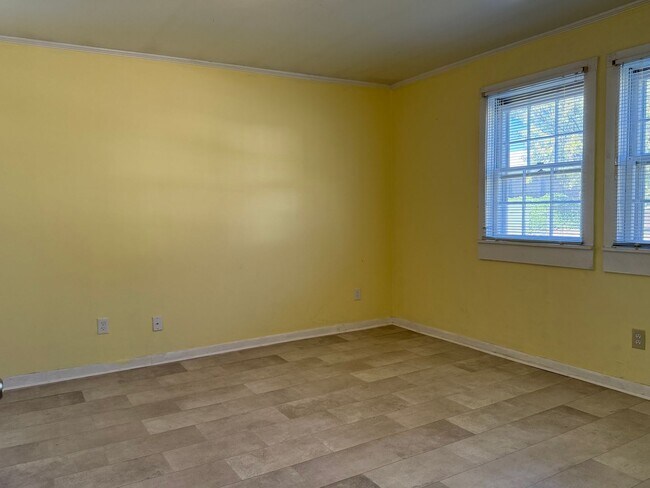 Building Photo - AMAZING LOCATION, Ranch Home Downtown Smit...