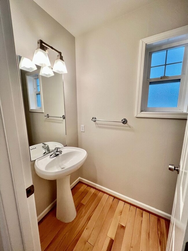 Building Photo - Capitol Hill/Madison Valley Townhouse