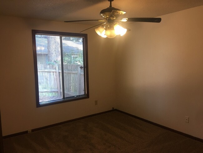 Building Photo - 2 BEDROOM, 1 BATH DUPLEX W/FENCED YARD!