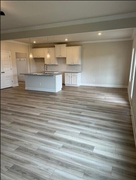 Building Photo - 3250 Westgate Park Dr