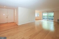 Building Photo - 1637 Oakwood Dr