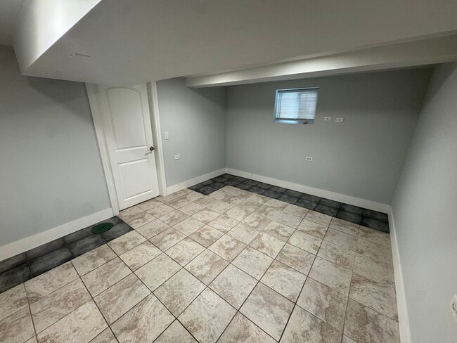 Building Photo - 6438 N Fairfield Ave