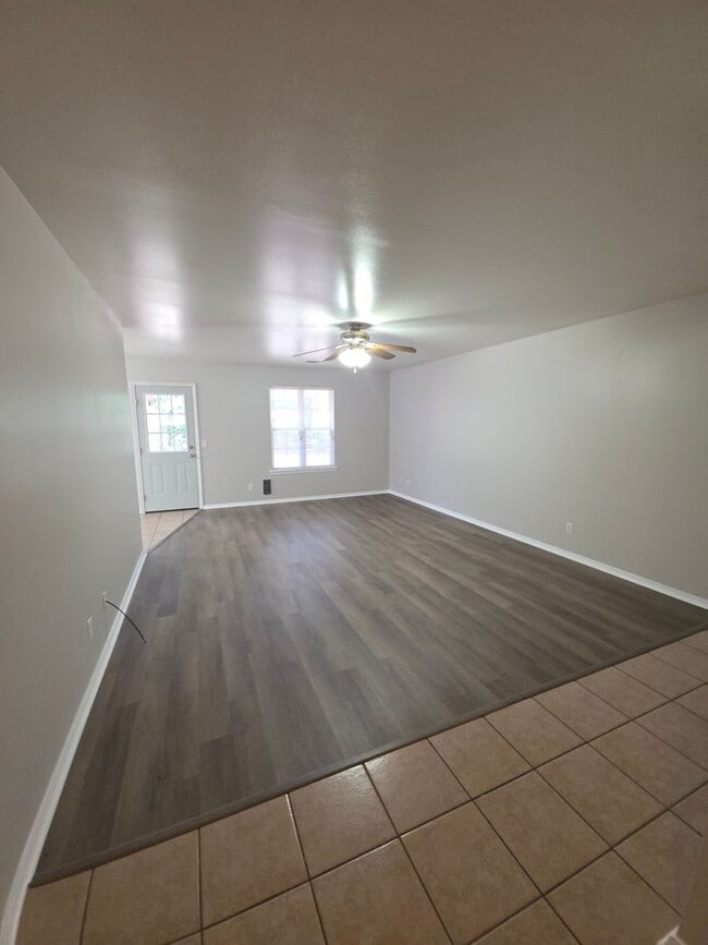 Building Photo - 102 Willow Creek Dr