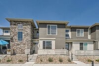 Building Photo - Modern 3-Bed, 2-Bath Townhome with Spaciou...