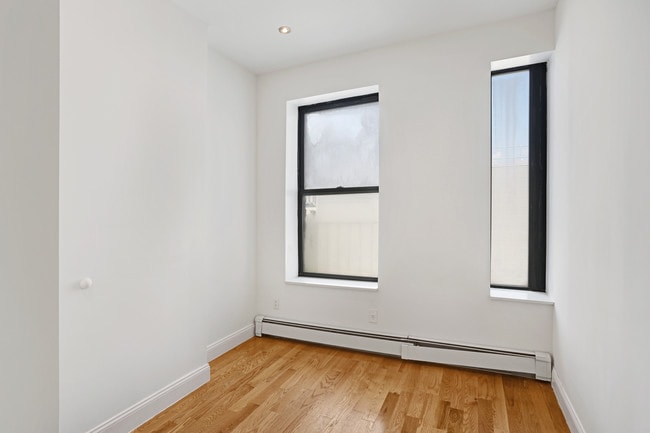 Building Photo - 125 W 106th St