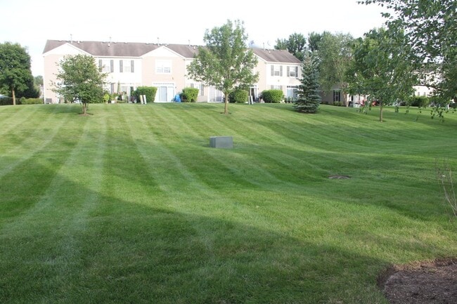 Building Photo - Beautiful 3 Bed/2.5 Bath Townhome Located in Carpentersville!