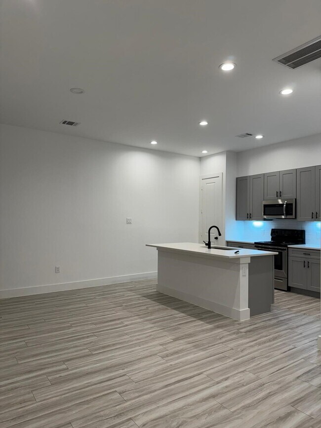 Building Photo - 2539 Judiway St