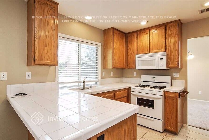 Building Photo - 27025 Hemingway Ct