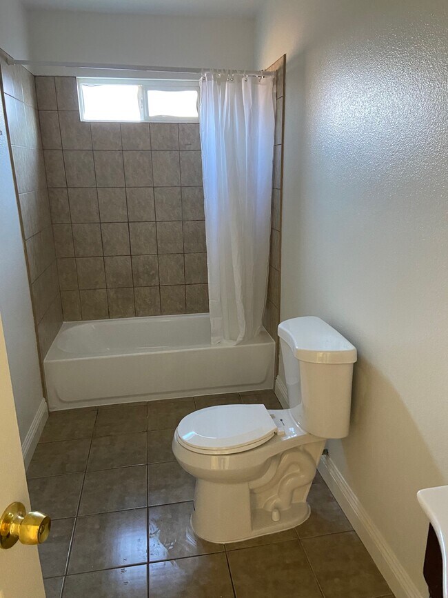 Building Photo - 291 E 46th St