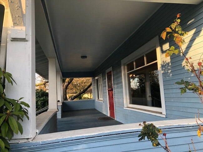 Building Photo - Large 4 bed/2 bath Farm House on River Rd. MOVE IN SPECIAL!