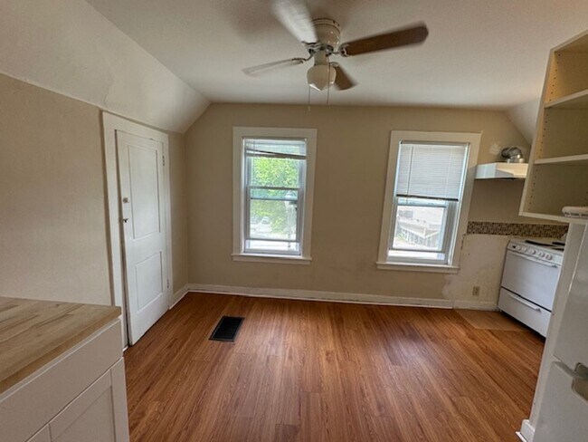 Building Photo - 112 Main St