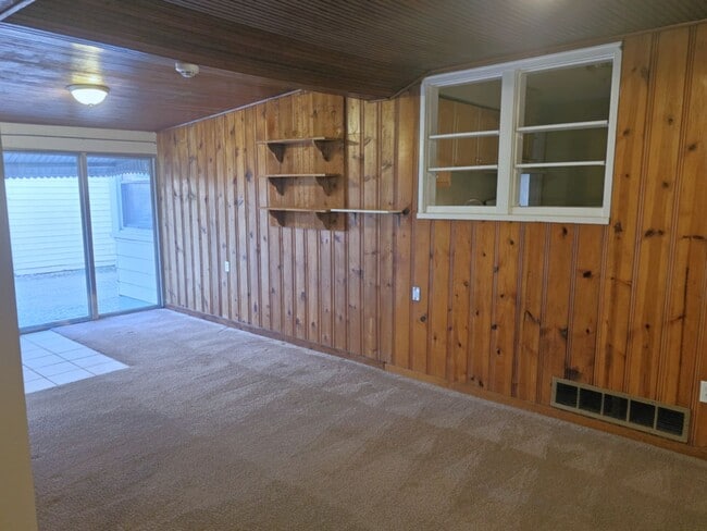 Building Photo - Spacious Ranch Home