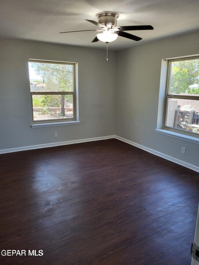 Building Photo - 408 Hollydale Dr