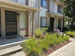 Building Photo - Townhouse 2 bedroom, 2.5 bath, washer/drye...