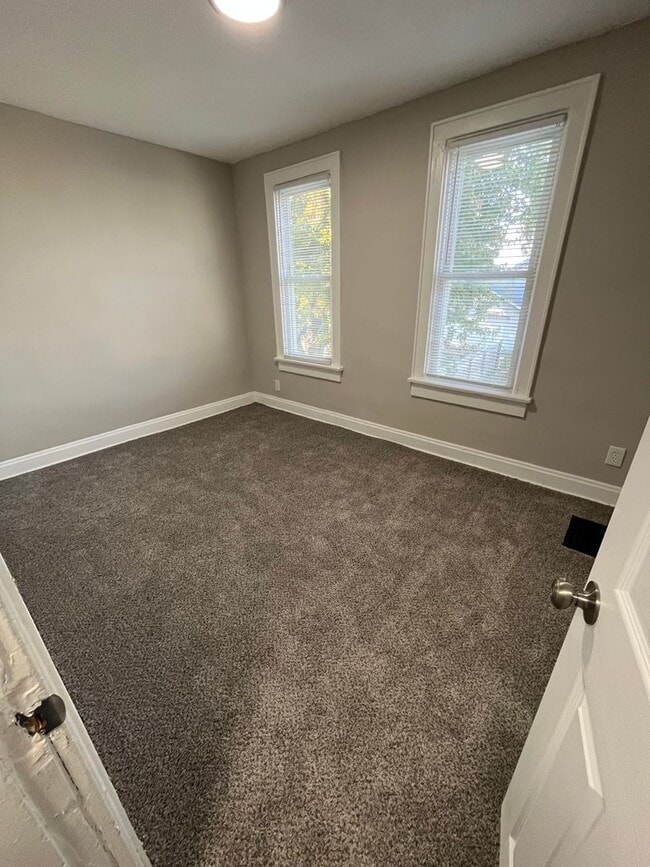 Building Photo - 490-492 E Jenkins Ave