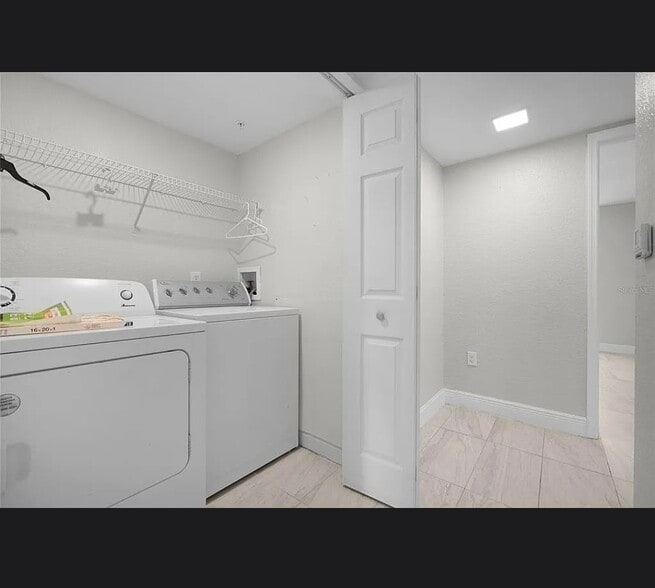 Building Photo - 13929 Fairway Island Dr