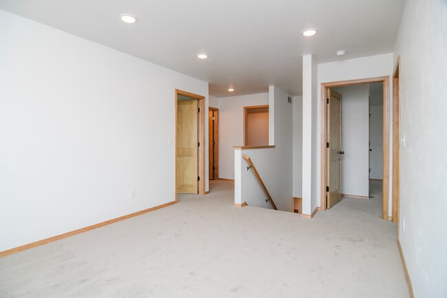 Building Photo - 2220 Blue Stem Ln