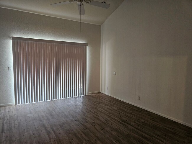 Building Photo - Unfurnished Long Term